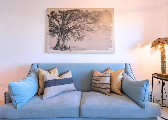 Sunny 2-bedroom Pool & Terrace