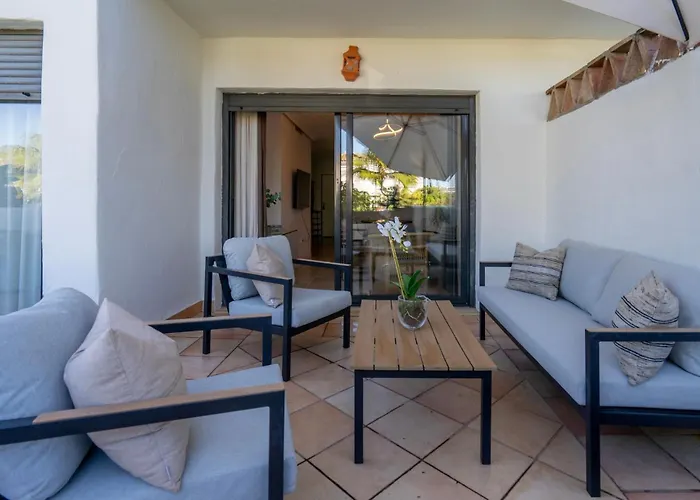 Sunny 2-bedroom Pool & Terrace Apartman *