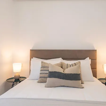 Sunny 2-bedroom Pool & Terrace 아파트 에스테포나