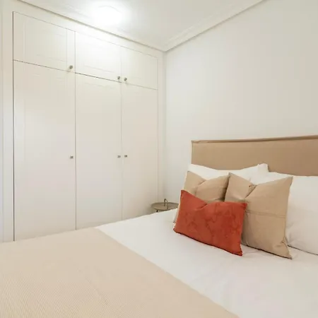Sunny 2-bedroom Pool & Terrace Естепона