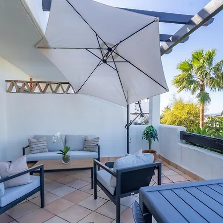 Sunny 2-bedroom Pool & Terrace Естепона