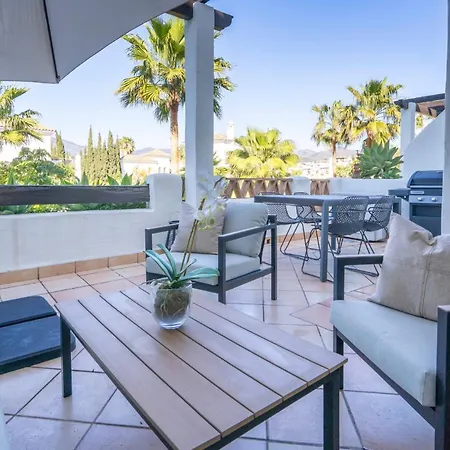 Sunny 2-bedroom Pool & Terrace Апартаменти *