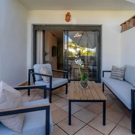 Sunny 2-bedroom Pool & Terrace Апартаменти *
