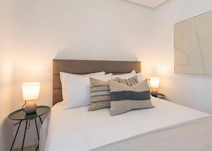 Sunny 2-bedroom Pool & Terrace *