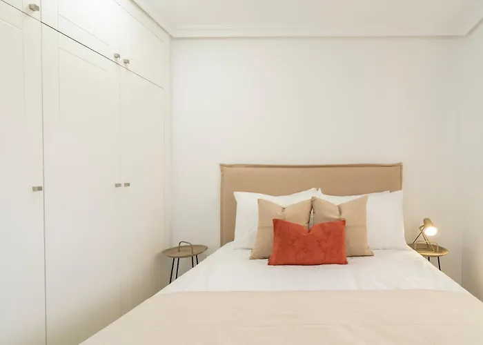 Sunny 2-bedroom Pool & Terrace 아파트 *