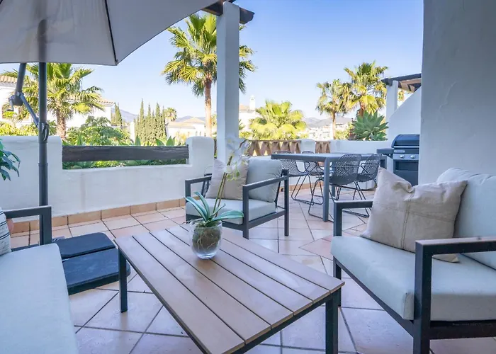 Sunny 2-bedroom Pool & Terrace 아파트 *